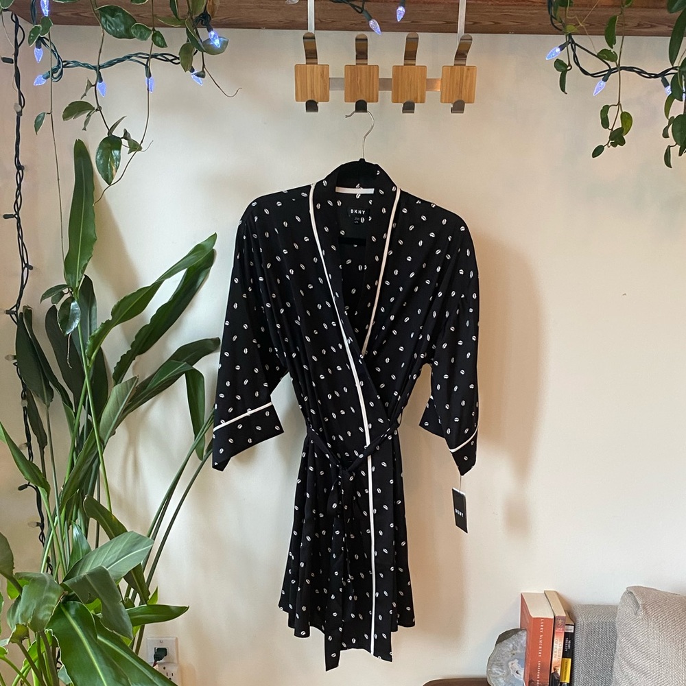 NWT Black & White Kissy Lips Robe, Size L/XL